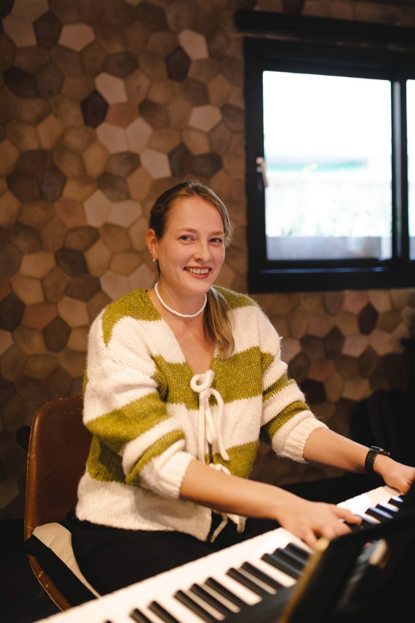 Choir Tel Aviv vocal teacher at the keyboard